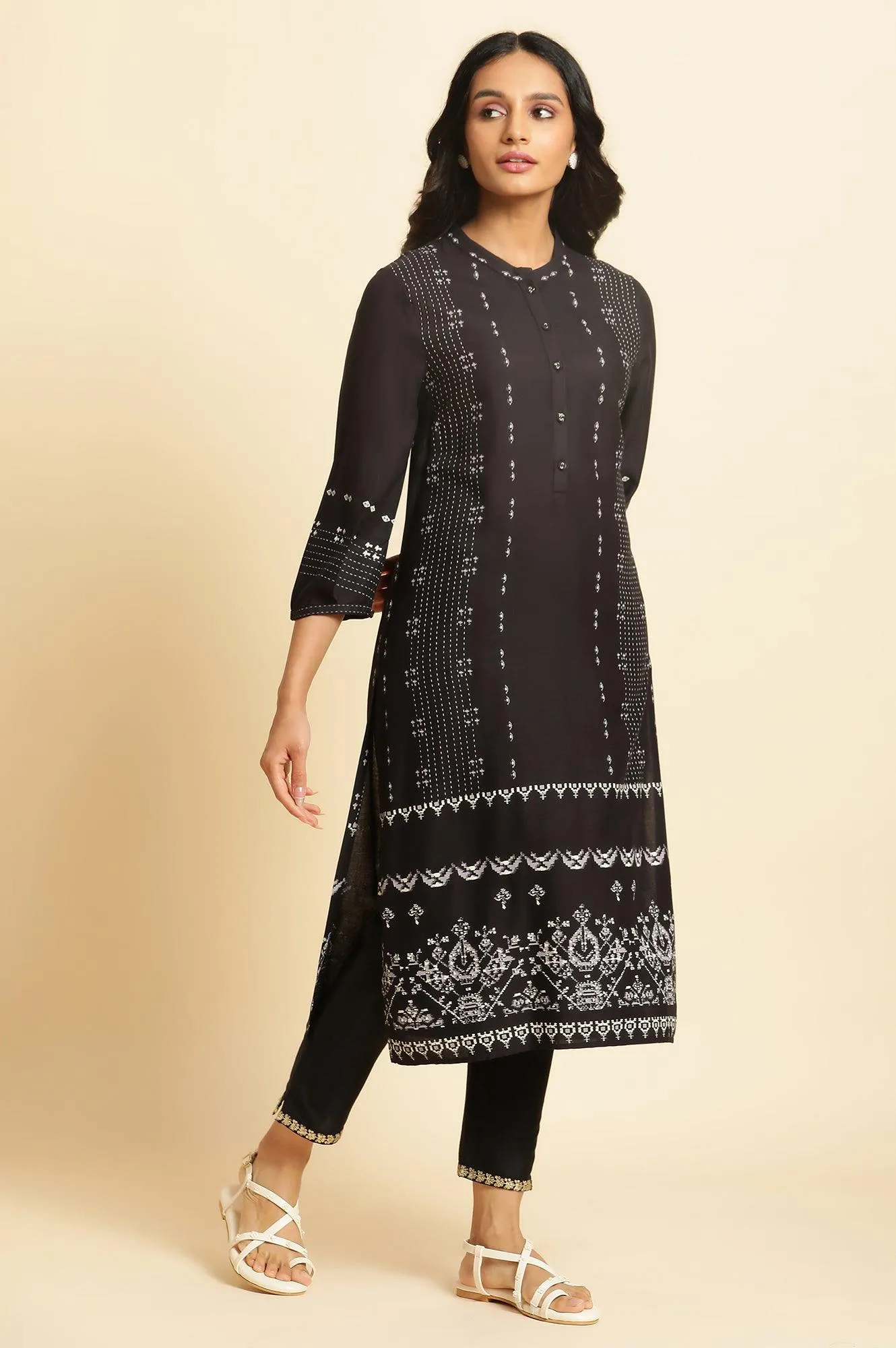 Black Silm Pants With Embroidered Border