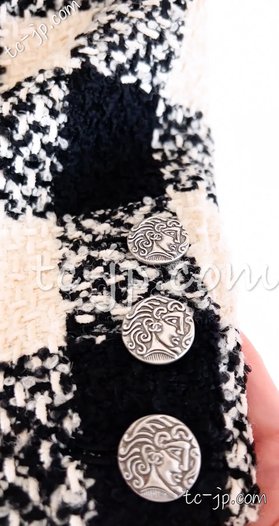 CHANEL 16PF Ivory Black Wool Silk Double Tweed Coat 34 36 38 40 シャネル アイボリー ブラック ウール シルク チェック ツイード コート メンズも！即発