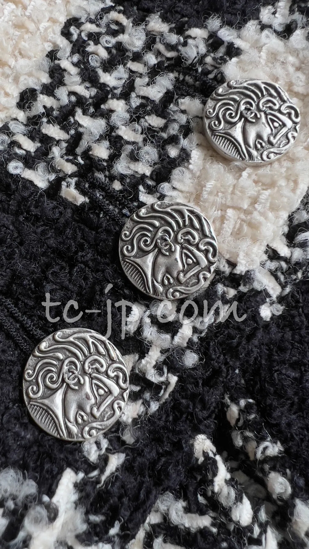 CHANEL 16PF Ivory Black Wool Silk Double Tweed Coat 34 36 38 40 シャネル アイボリー ブラック ウール シルク チェック ツイード コート メンズも！即発