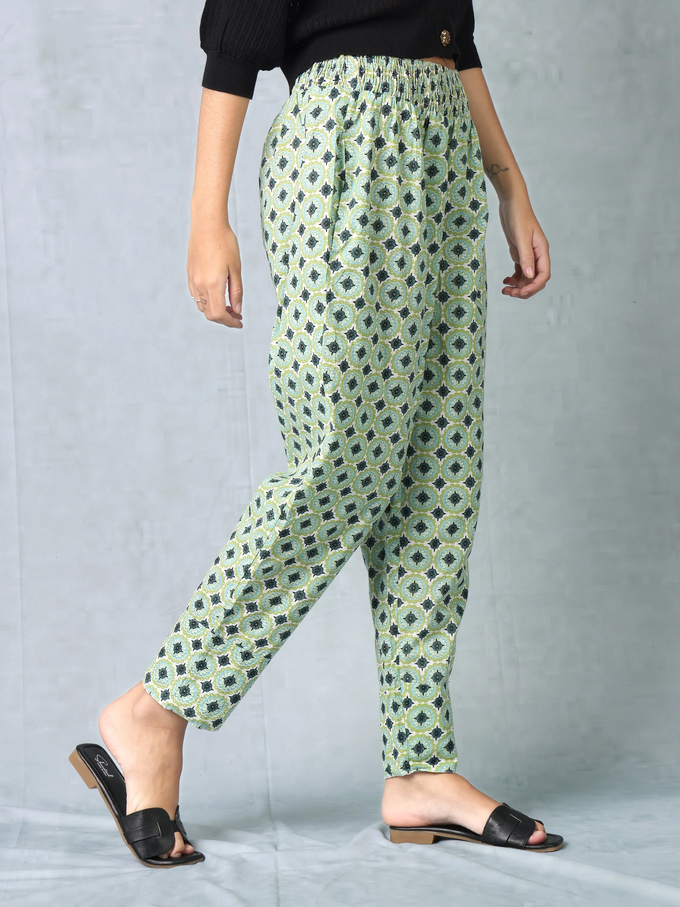 Women Floral Printed Comfort Fit pants